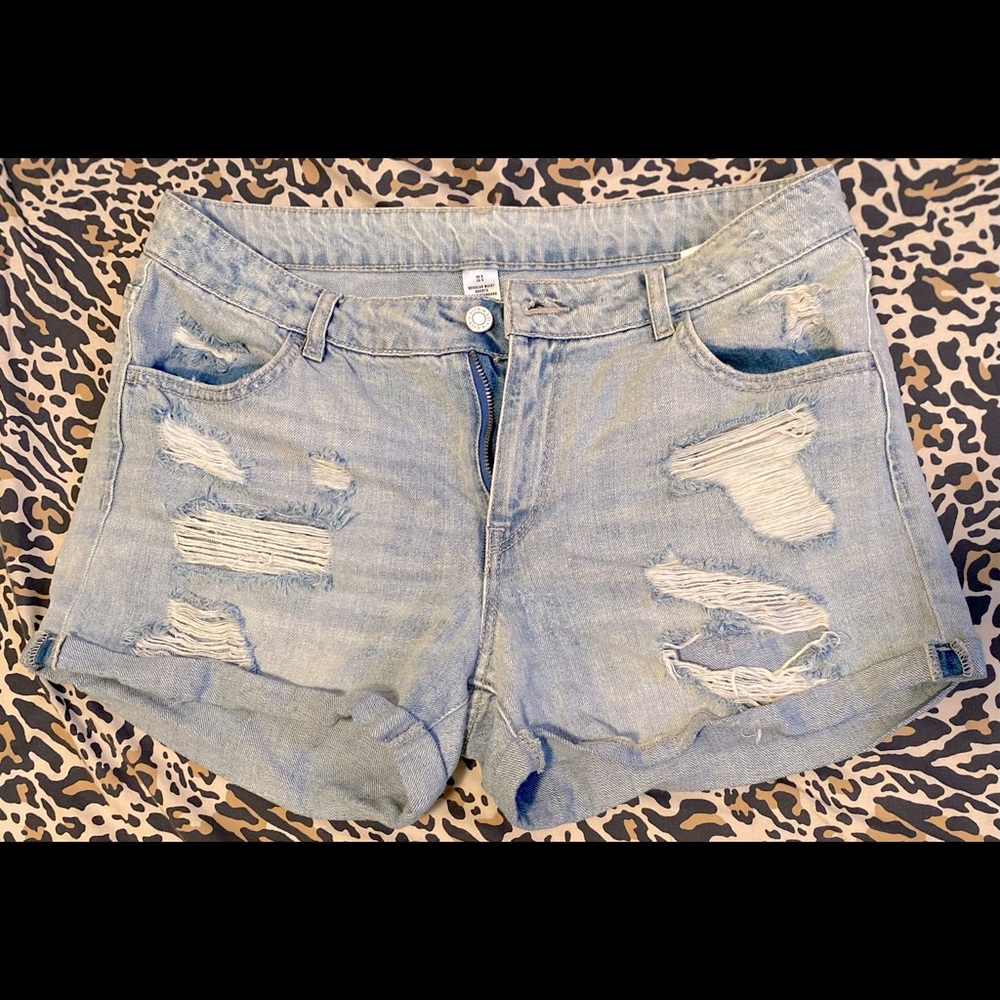 *SOLD LOCALLY* Distressed Jean Shorts Light Wash S